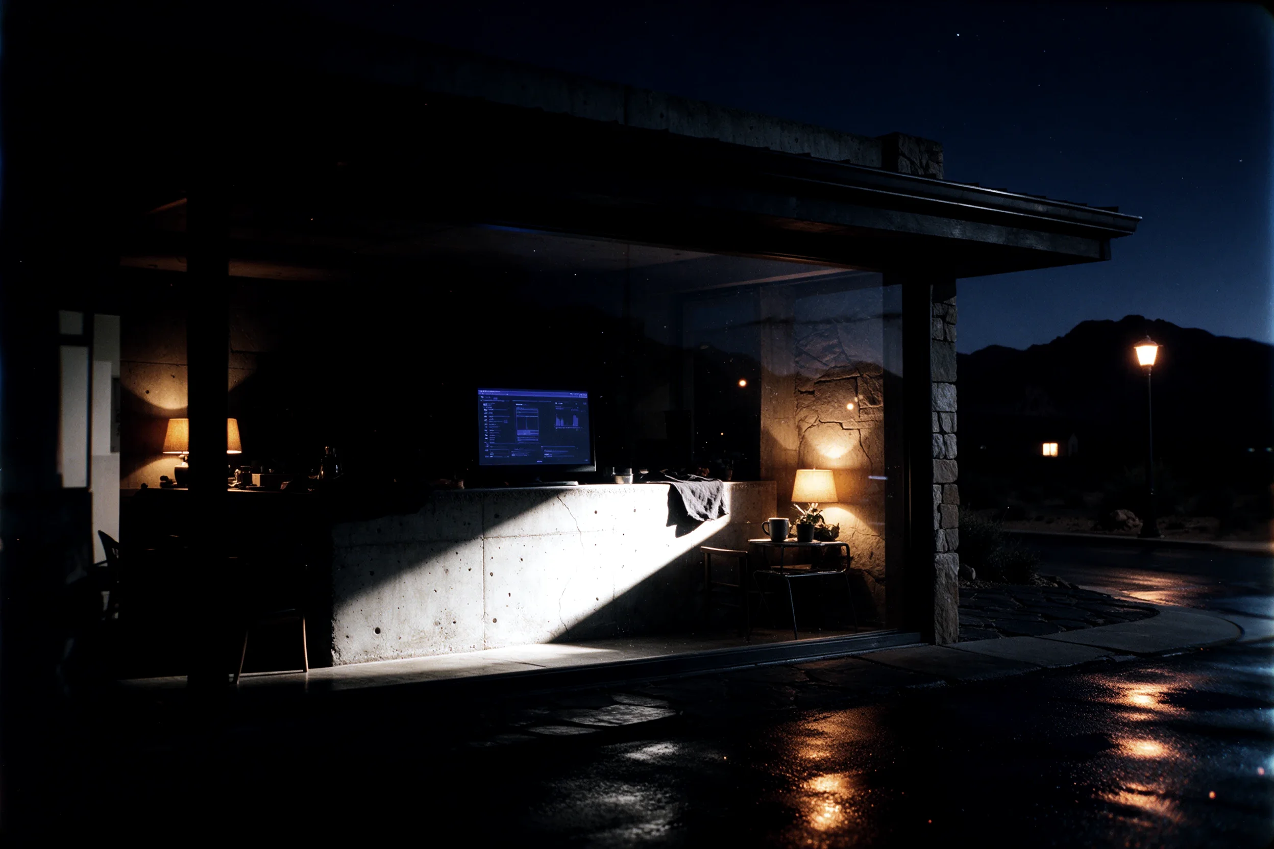 Local cerrado de noche, la pantalla del sistema sigue encendida sola